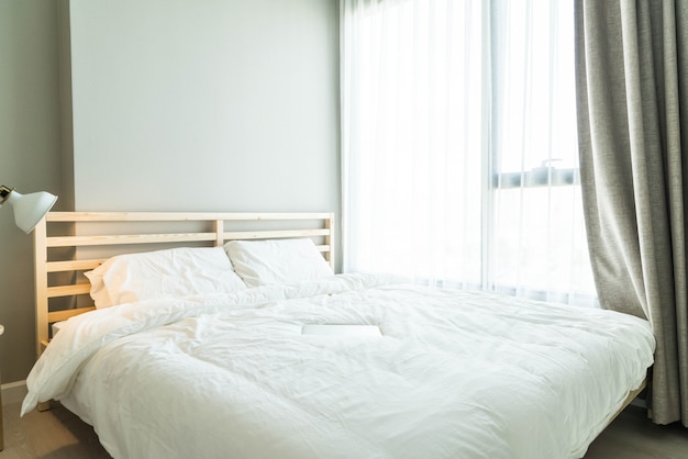 Comfortabel hoofdkussen op beddecoratie in slaapkamer