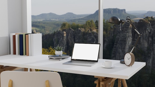 Comfortabel interieurontwerp voor de thuiswerkplek met laptopmodel op tafel boven het uitzicht op de bergen