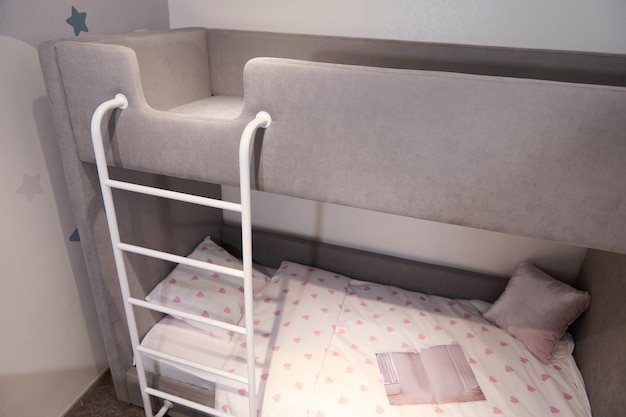 Comfortabel stapelbed familie slaapkamer concept idee model van ontworpen kinderslaapkamer getoond te koop in meubelshowroom stijlvolle kinderslaapkamer