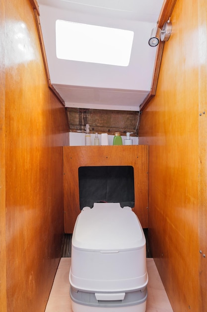 Comfortabele badkamers in klein jacht met houten muren compact modieus modern doordacht jachtconcept van