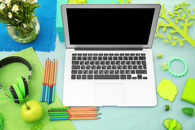 Foto comfortabele bloggers werkplek met moderne laptop op tafel