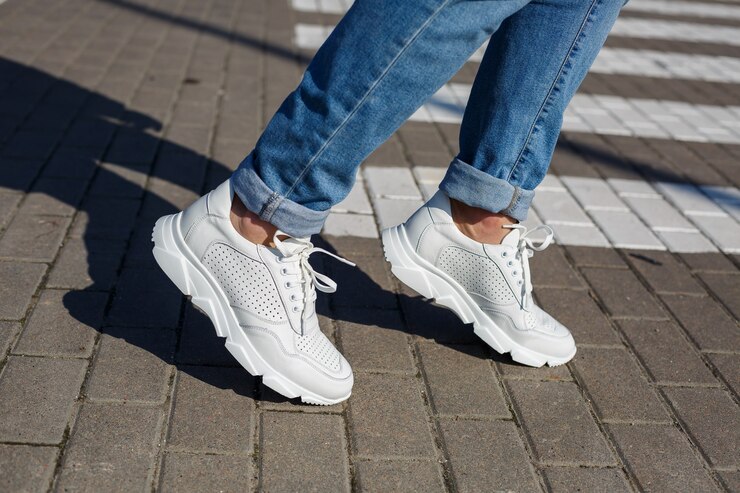 Comfortabele herenschoenen van natuurlijk materiaal, herensneakers in de stijl van kezhual voor elke dag gemaakt van natuurlijk leer. Hoge kwaliteit foto
