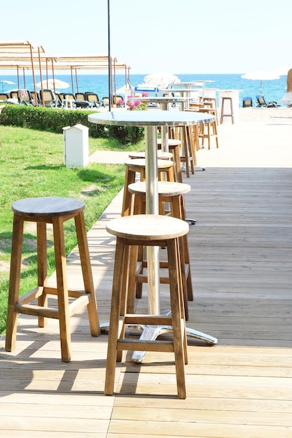 Comfortabele houten stoelen in café aan de kust