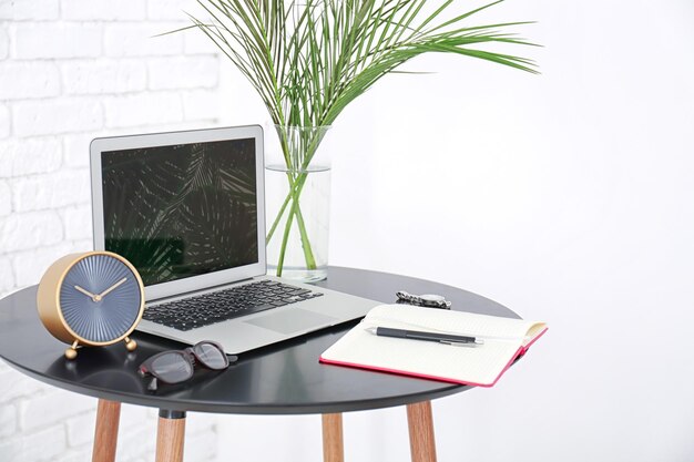 Comfortabele werkplek met laptop op kleine tafel