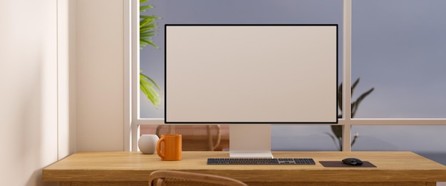 Comfortabele werkruimte met pc-computermodel en accessoires op houten tafel tegen het raam