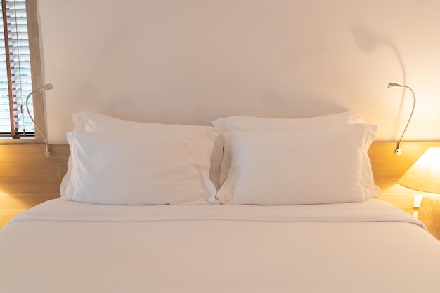 comfortabele witte kussens decoratie op bed