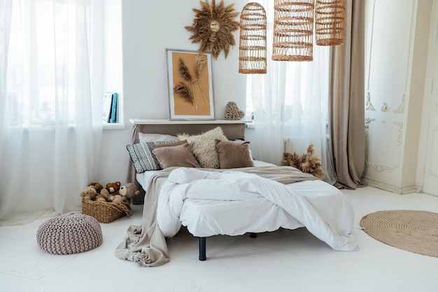 세련된 객실 인테리어에 따뜻한 니트 체크 무늬가있는 편안한 침대