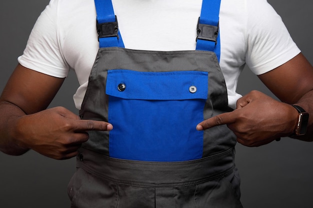快適な胸ポケットは、ローブの浅黒い肌の職人によって示されています