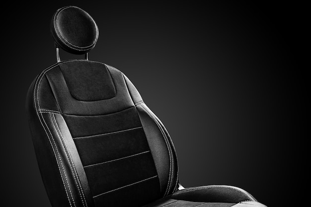 Comodo schienale ergonomico per sedile auto anteriore con poggiatesta rotondo in ecopelle con inserti in velour isolati su fondo nero