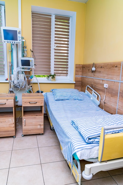 Reparto ospedaliero moderno e confortevole camera da letto sanitaria di recupero nel nuovo ospedale