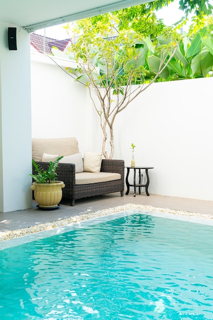 Foto comodo cuscino decorare sul divano intorno alla piscina