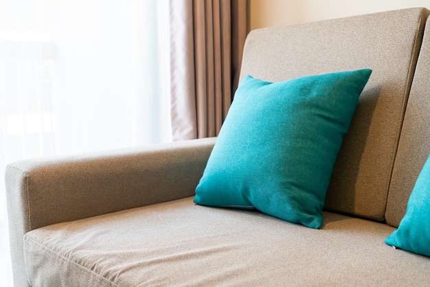 украшение удобными подушками на диване в гостиной