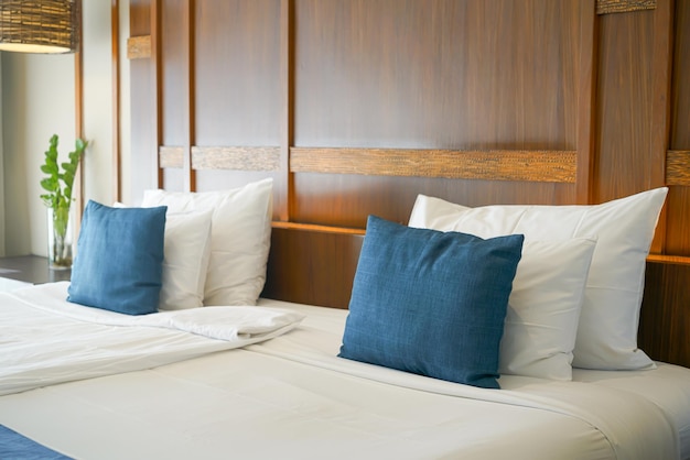 Удобные подушки и белые подушки на кровати