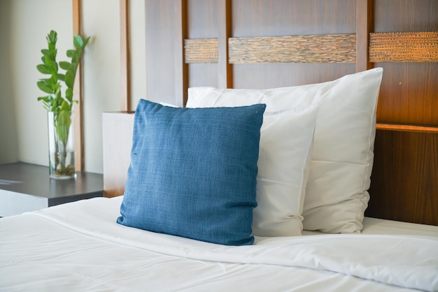 Photo comfortable pillows and white pillows on bed