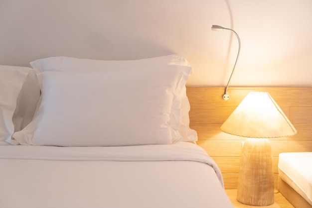 사진 침대에 편안한 흰색 베개