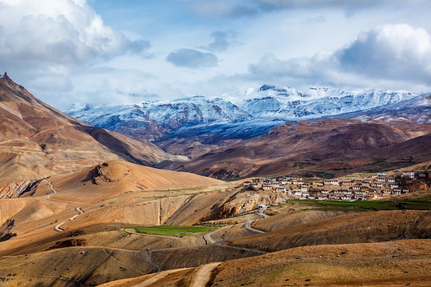 Comic Village op grote hoogte in de Himalaya. Spiti Valley, Himachal Pradesh, India