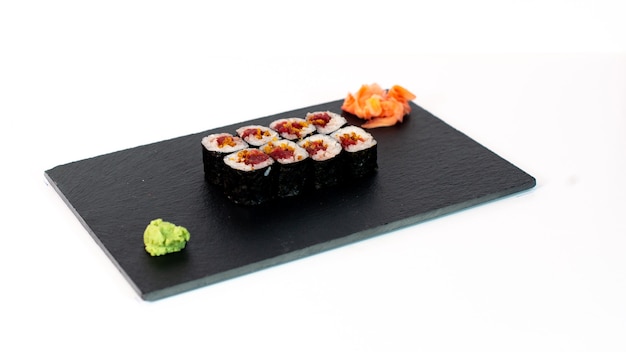 Comida japonesa suhi de maki de atún y cebolla