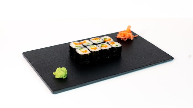 Comida japonesa suhi de maki de zanahoria y pepino