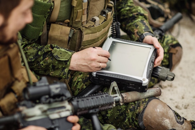 Commandant van de Rangers effent de route op een elektronisch navigatiesysteem