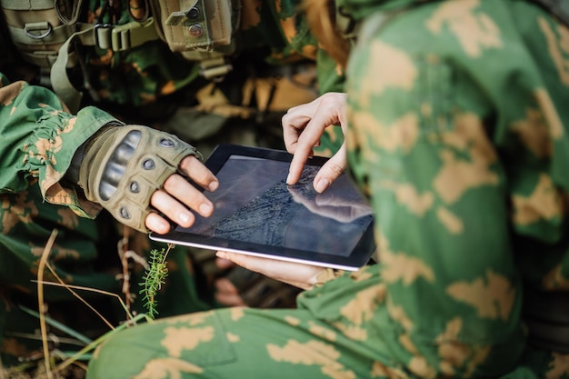 Commander paves the route on an electronic tablet