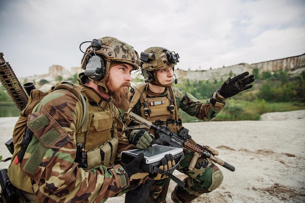 Il comandante dei soldati spiana la strada su una tavoletta elettronica