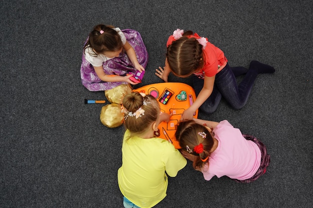 Foto commandogame voor kinderen zoekvormen komen overeen met de profieltools. teamwerk voor jongens