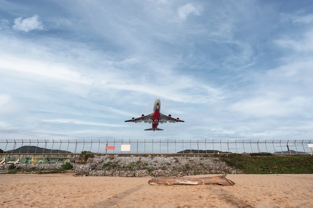 Коммерческий самолет взлетает на взлетно-посадочной полосе в аэропорту