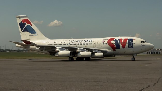 Photo commercial airplane taking off against sky