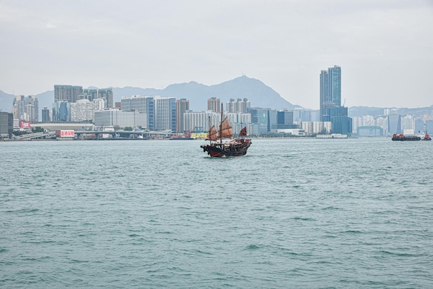 Photo commercial boat in victoria harbour at hong kong