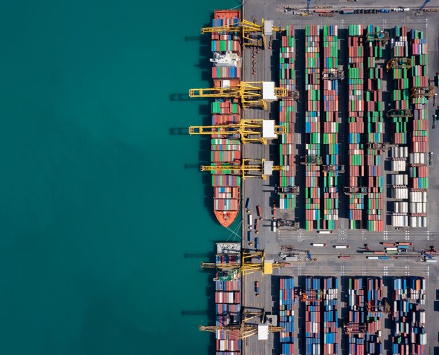 Foto porto di spedizione commerciale di container in mare vista aerea dall'alto