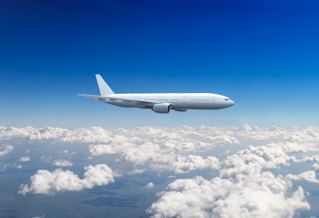 Коммерческий пассажирский самолет летит над облаками