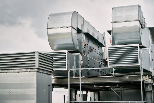 Foto commerciale pompa hvac condensatore e compressore sul tetto dell'edificio grande sistema di ventilazione unità di condizionamento d'aria centrale ac o sistema di condizionamento dell'aria di ventilazione del riscaldamento