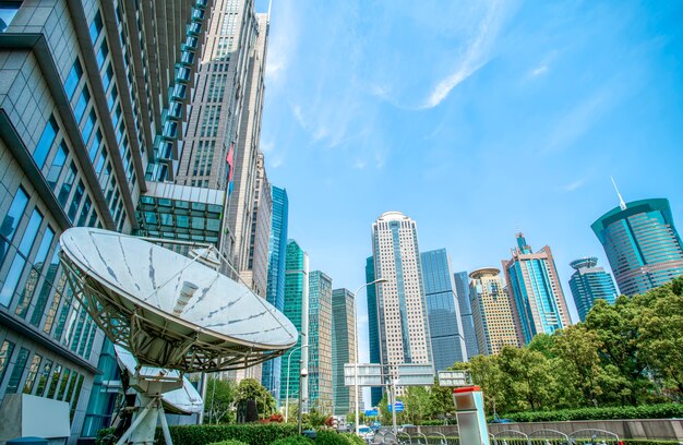 Foto commercieel kantoorgebouw in het financiële district lujiazui, shanghai