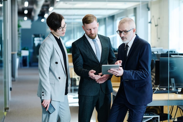 Commercieel team dat aan digitale tablet werkt