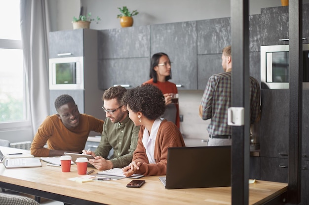 Commercieel team dat een digitale tablet gebruikt op het werk in een coworking-centrum