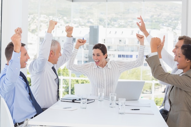 Foto commercieel team dat een goed werk viert