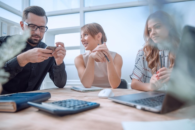 Commercieel team dat het nieuwe project bespreekt tijdens de meeting