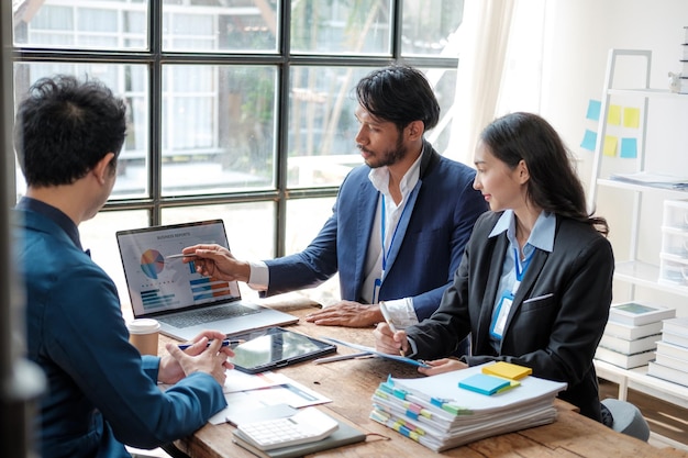 Commercieel team dat inkomensgrafieken en grafieken analyseert met moderne laptopcomputer Close upBusiness analyse en strategieconcept