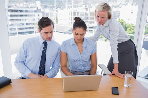 Commercieel team dat laptop bekijkt