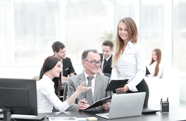 Commercieel team dat met het hoofd van financiële gegevens bespreekt