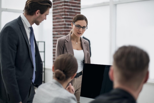 Commercieel team dat nieuwe ideeën bespreekt, het concept van teamwork