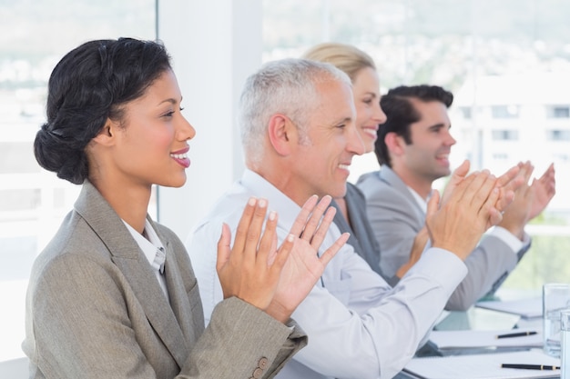 Commercieel team dat tijdens conferentie toejuicht