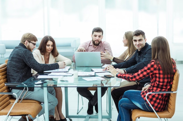 Commercieel team die financiële documenten bespreken op het werk