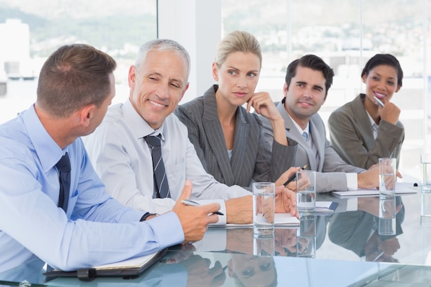 Commercieel team die gesprek hebben op conferentie