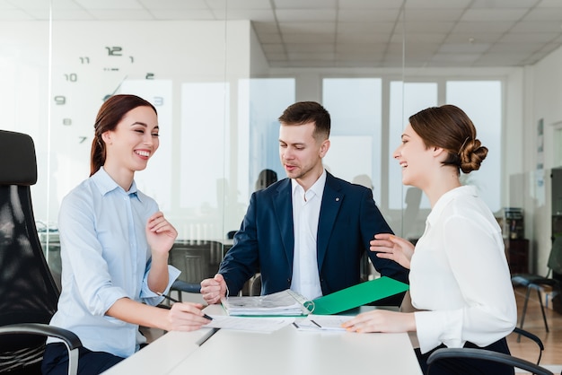 Commercieel team van mensen die in het bureau brainstormen