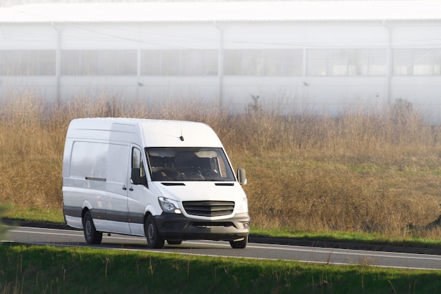 Commerciële bezorgwagen vervoert goederen die het meedogenloze tempo van de moderne handel symboliseren