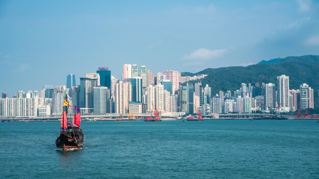 Foto commerciële boot in victoria harbor