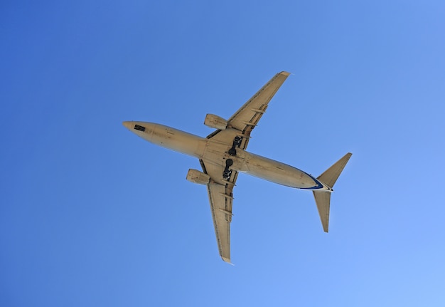 Commerciële jetvlucht op blauwe hemel