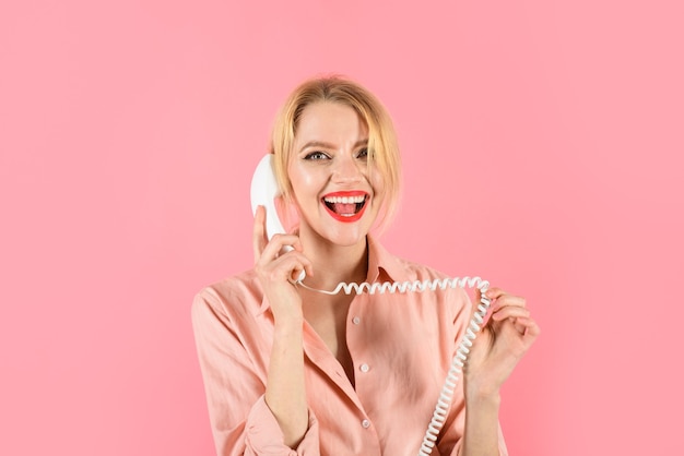 Communicatie lachende vrouw met handset meisje praten op vaste telefoon lachende meisje praten over