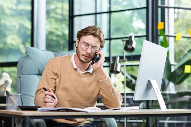 Communicatie met de jonge mannelijke kantoormedewerker zakenman van de klantpartner die aan de telefoon praat